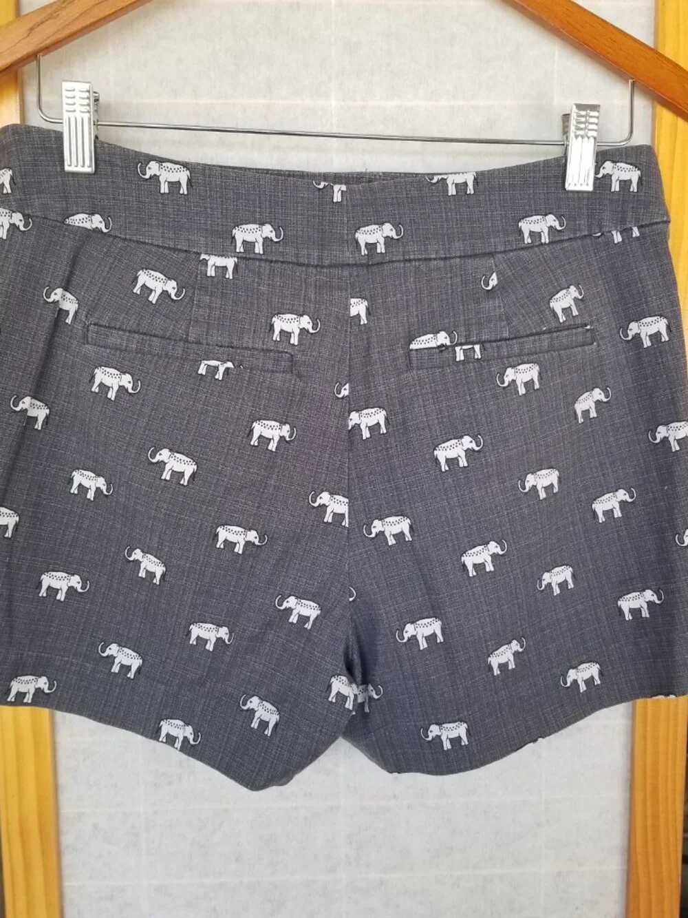 LOFT Riviera Shorts Size 6 Elephant Print on Gray Linen Look Pockets Mid-rise